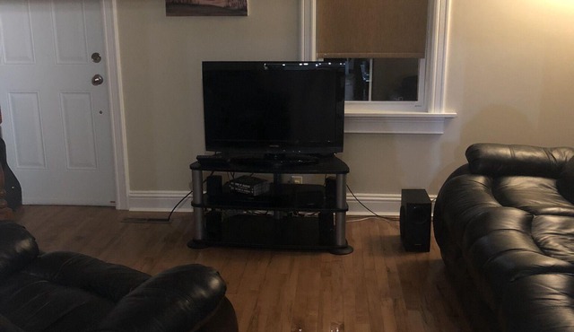 Clean, Spacious House. Minutes away from the Beach.