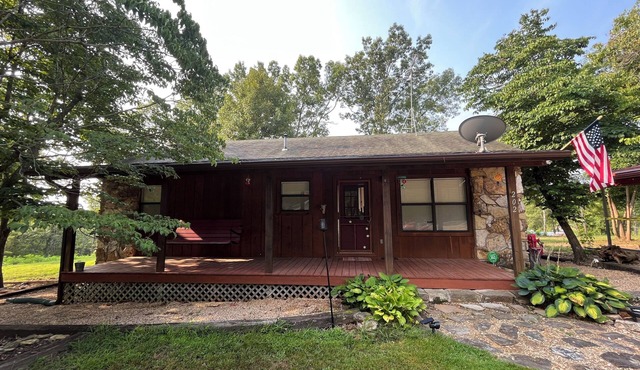 Clean, Spacious, Cozy Cabin, Less than 1/2 to Marina, Sleeps 8, Cell Service