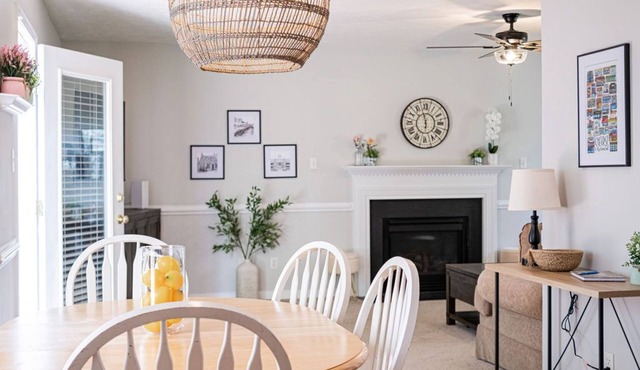 Clean & Spacious Home, Centrally Located, Near Attractions w/large Fenced Yard