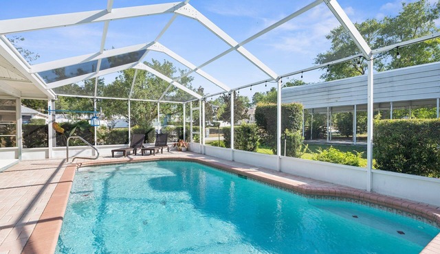 Clean, spacious home with heated pool near Weeki Wachi Springs!