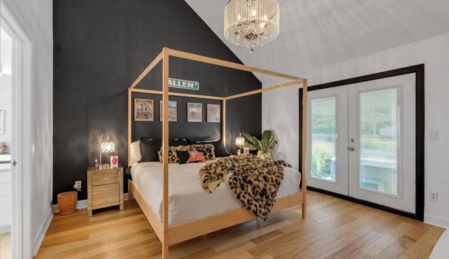 Clean,Spacious,Newly Updated with Jacuzzi, BarShed. Thoughtfully Decorated!