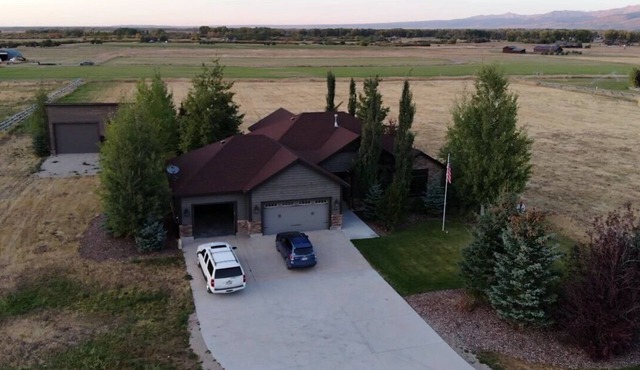 CLEAN, SPACIOUS, & RELAXING WESTERN HOME, NEAR TETONS/YELLOWSTONE/JACKSON HOLE