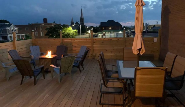 Clean, spacious, tastefully decorated 3 bedroom 2 bathroom Luxury Penthouse Apt