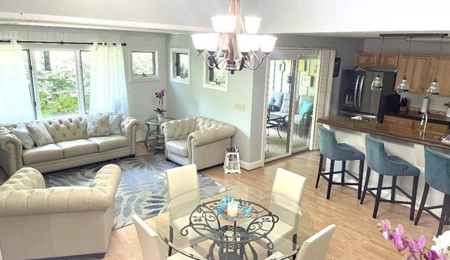 Clean, spacious Townhome with GREAT location close to many attractions!