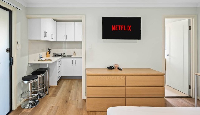 Clean Studio! Train! Parking! Restaurants! 4144D0