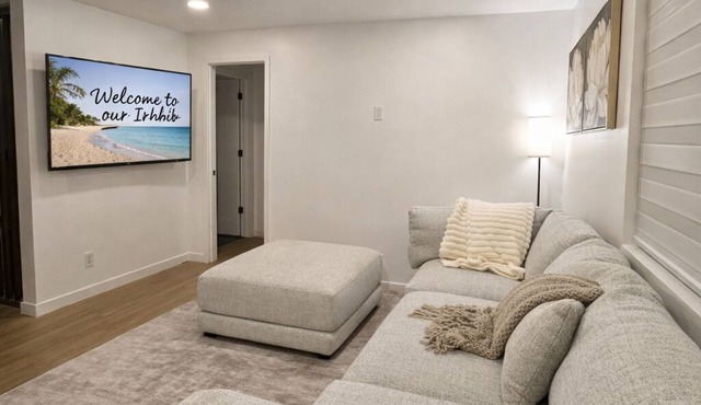 Clean Stylish 3BR w/Parking Near Beach & mins to downtown