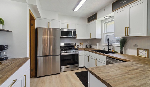 Clean Stylish Omaha Midtown Abode