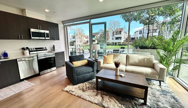 Clean & stylish with exclusive patio, king bed, secured parking, by the beach