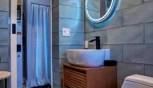 Clean, tropical, private room, bath, and patio in the heart of Wilton Manors.