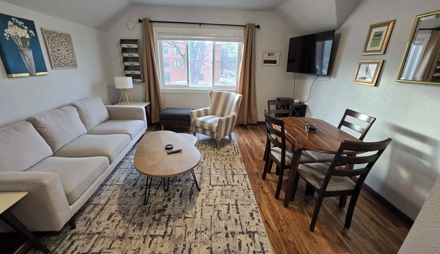 Clean Upper Level Apt/King Size Bed/Free Parking & Laundry/Close to Downtown