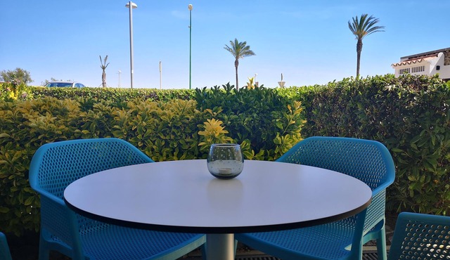 Clean, well-kept apartment on the beach, wifi, air conditioning. Ground floor, up to 4 persons
