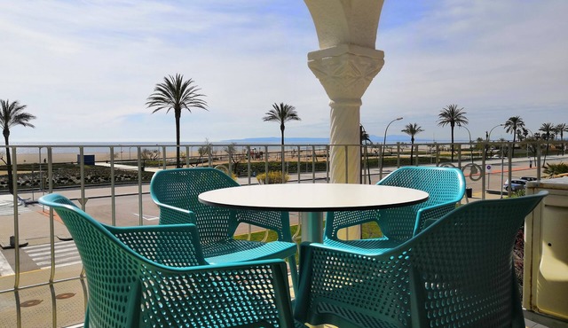 Clean, well-kept apartment on the beach, wifi, air conditioning. 1st floor, up to 4 pers.