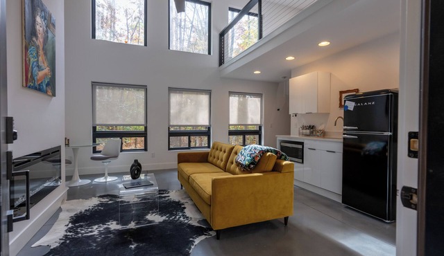*Cleaning Fee Included* Mini modern cabin nestled in the peaceful hills between Jackson and Putnam County, minutes away from CUMMINS FALLS STATE PARK. Designed for comfort and style, this vacation rental seamlessly blends modern charm with wooded s