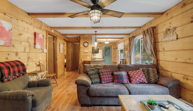 Clear Bay Cabinn Pet friendly log cabin, private 1.3 acres beach 4 min. drive.
