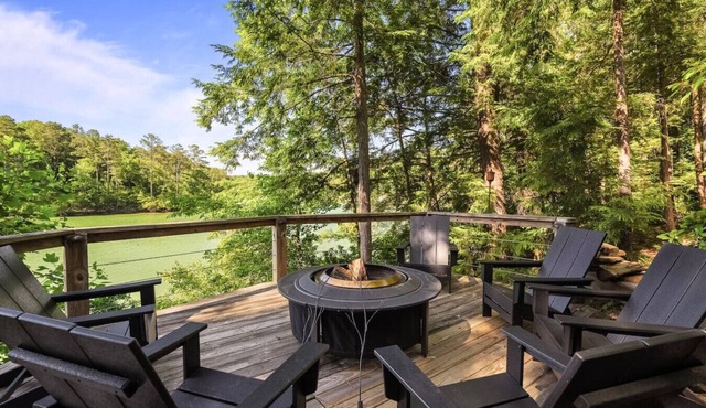 Clear Creek Retreat Lake Views from every room