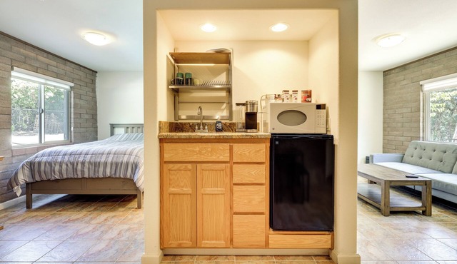 Clear Lake Getaway w/Pool Access, Near Beaches!