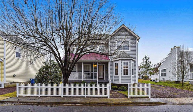 Clear Water Home Close to the Beach w/Shared Pool, Private Washer/Dryer