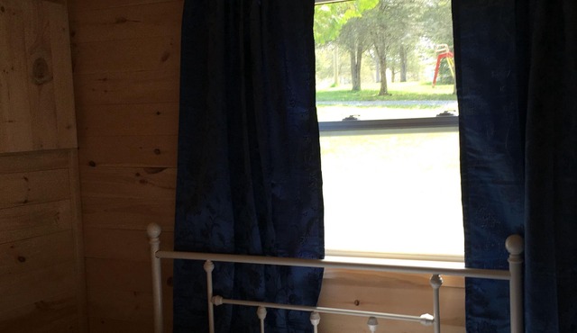 Clear Water -Rustic Waterfront 2 Bedroom Cabin