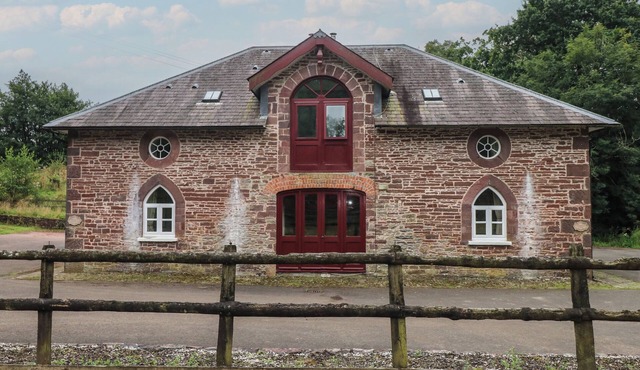 CLEARBROOK LODGE, pet friendly, with open fire in Llanarthney