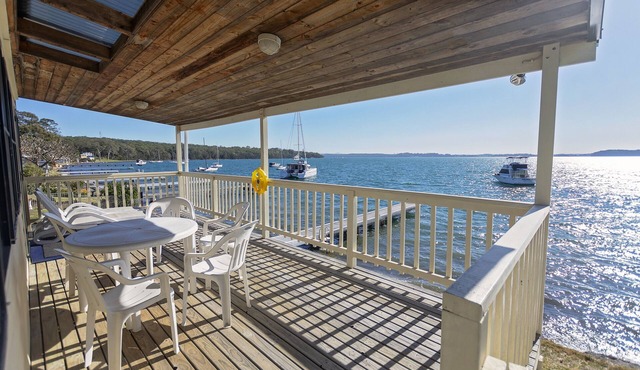 CLEARVIEW: A feel-good, sunny, north-facing waterfront lake house with jetty
