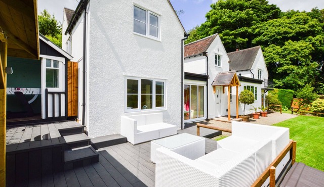 CLEARVIEWS spectacular views, all superking rooms en-suite, hot tub, walk to pub