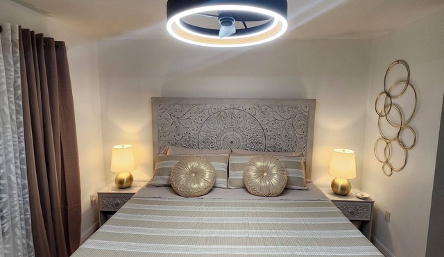 Clearwater Condo- King Bed, Resort vibe, close to beach