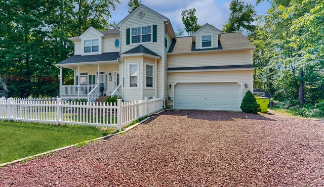 Clearwater Home Close to the Beach w/Shared Pool, Private Washer/Dryer