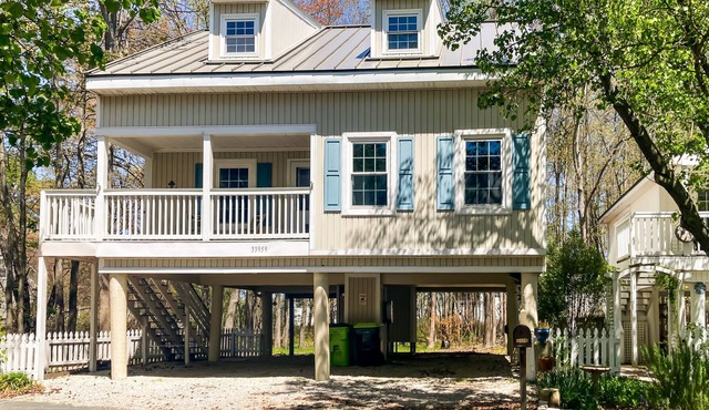 Clearwater home - Elevated dog-friendly retreat with a deck plus pool & tennis