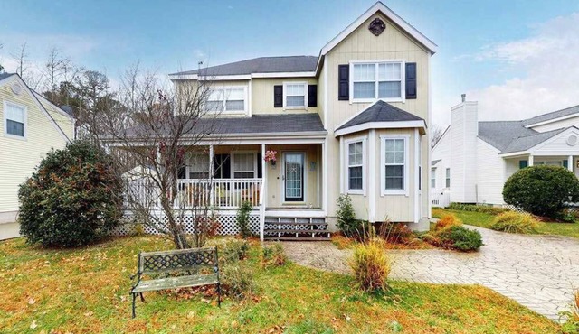 Clearwater Home, perfectly located w/Shared Pool, Private Washer/Dryer, & WiFi