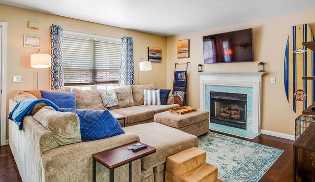 Clearwater home with screened deck, outdoor shower, outdoor pool - Dogs OK