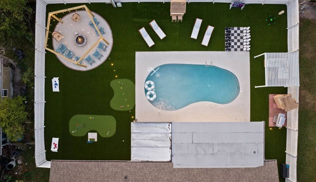 Clearwater ICONIC Heated Pool Home, Mini Golf, Sleeps 11