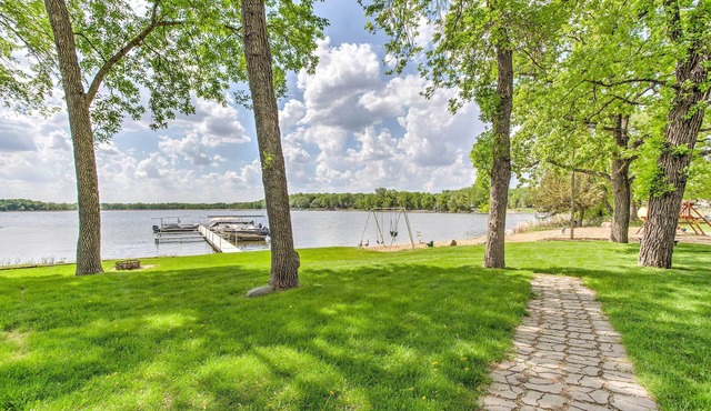 Clearwater Lake Getaway w/Shared Pool & Boat Dock