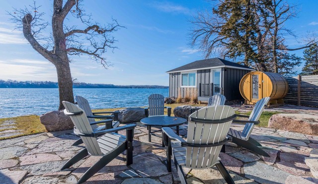 Clearwater Lake- Modern Cabin- Sauna, Kayaks and Paddle Board!