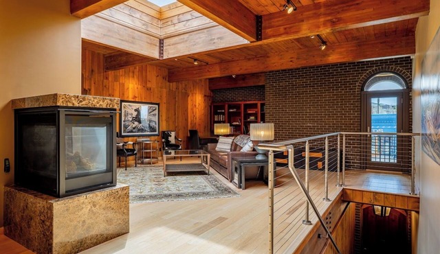 Clearwater Penthouse- Couples Retreat with gas fireplace, balcony, spa like bathroom