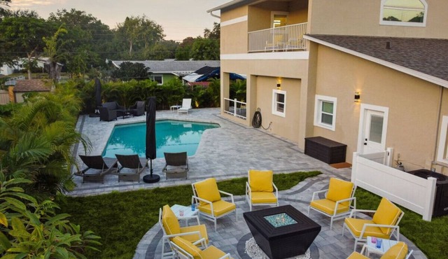 Clearwater Villa 6 BR, Heated Pool, Mini Golf, 4K Projector Lounge Theatre