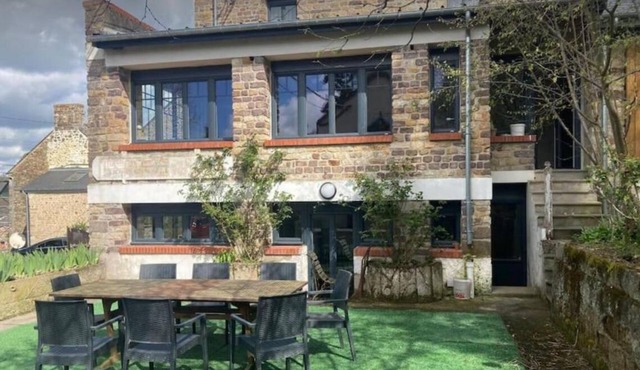 Clécy center, 10 min walk from the banks of the Orne .4 to 10 people adjustable rates