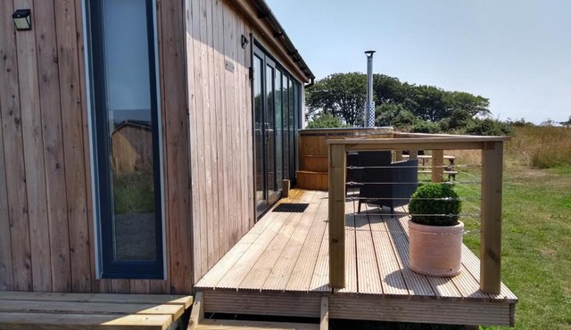 Cleeves Cabins Ailsa Luxury Lodge with hot tub