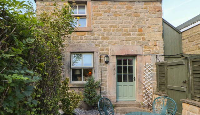 CLEMATIS COTTAGE, family friendly, with a garden in Baslow