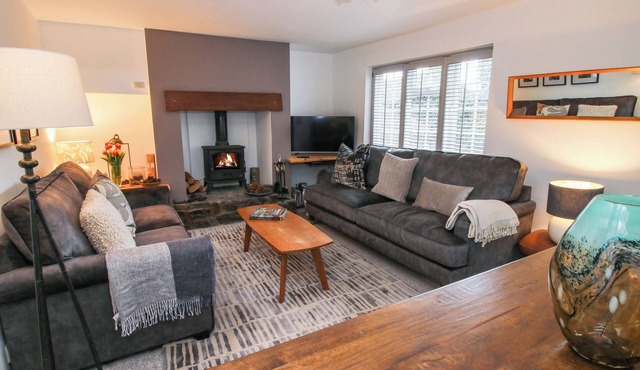 CLEMATIS COTTAGE, pet friendly, with open fire in Minsterley