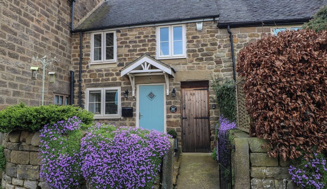 CLEMATIS COTTAGE, pet friendly, with a garden in Crich