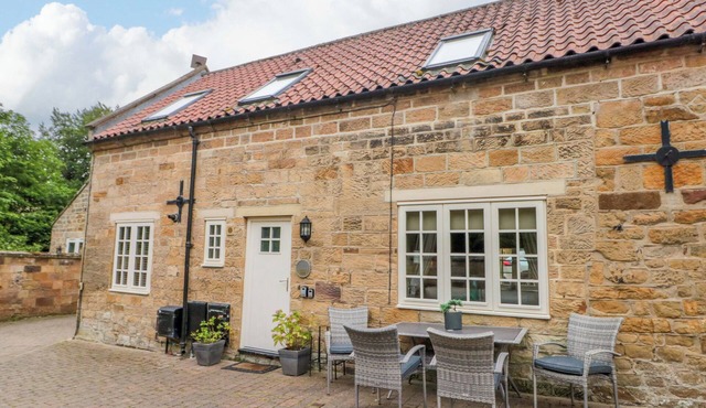 CLEMATIS COTTAGE, pet friendly, character holiday cottage in Whitby
