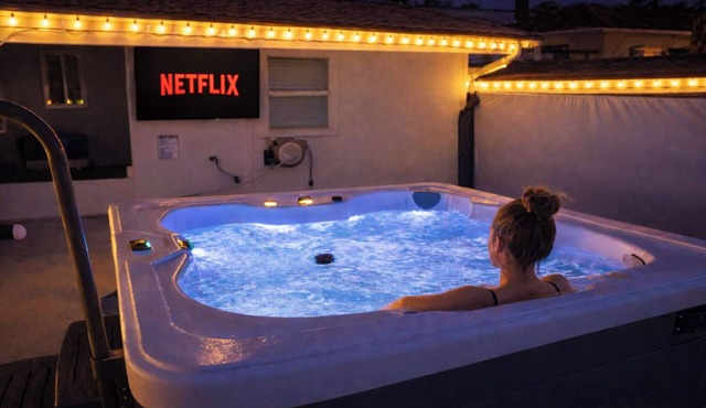 Clematis Cove Hot Tub Fire Pit Outdoor TV Close to Downtown