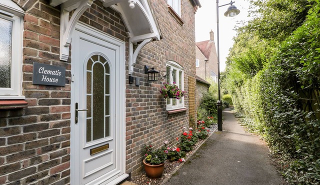 CLEMATIS HOUSE, family friendly, with a garden in Dorchester