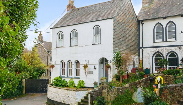 CLEMATIS HOUSE, pet friendly, with open fire in St Columb Major