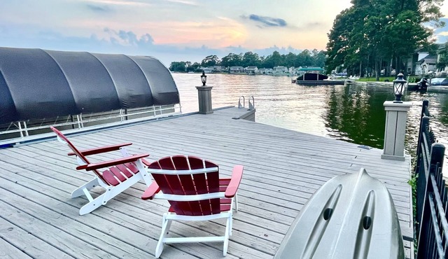 Clemens' Cottage - Lakefront Bungalow on Lake Conroe w/Private Dock & Boat Slip