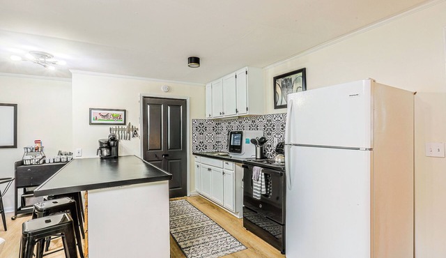"Clementine at The 403" Historic District Apartment Walkable to Downtown