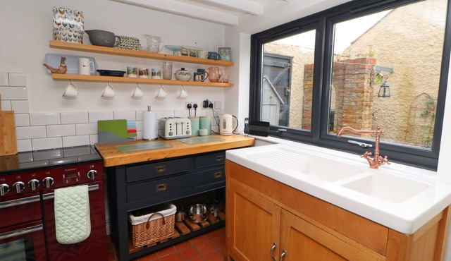 CLEMENTINE COTTAGE, family friendly, with a garden in Staindrop