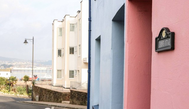 CLEMENTS COTTAGE, pet friendly, character holiday cottage in Paignton