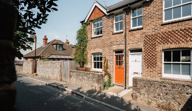 Cleve Cottage by inspirestays.com - a cottage that sleeps 4 guests in 2 bedrooms