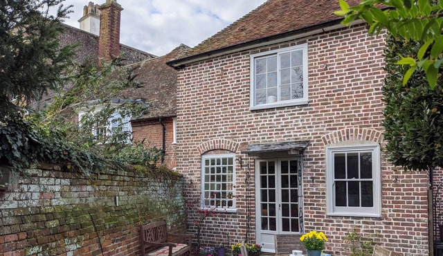 CLEVE LODGE, family friendly, character holiday cottage in Minster